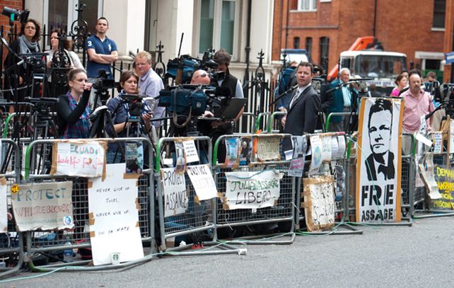 El frente de la embajada ecuatoriana en Londres luce totalmente vallado ante la decisión de otorgar asilo a Julian Assange.