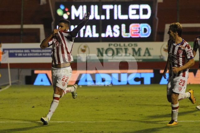 Britez festeja su gol de penal