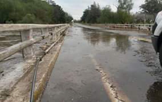 El agua sobrepasó en 20 centímetros el nivel del puente sobre la ruta 9. (Foto Twitter)