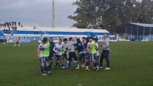 Gimnasia de Concepción del Uruguay otra vez peleó el descenso y zafó.