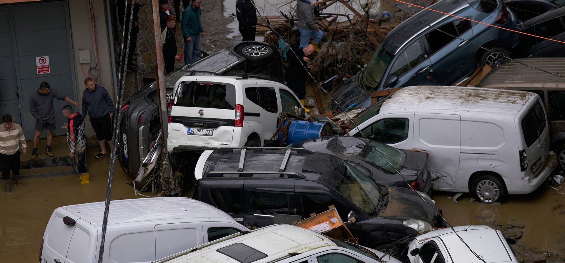 Vehículos yacen esparcidos tras las inundaciones provocadas por fuertes lluvias en Estambul, Turquía, el jueves 15 de octubre de 2026. (Foto AP/Emrah Gurel)