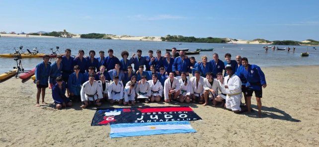 Muchos de ellos vieron el mar por primera vez, gracias a que las familias hicieron un esfuerzo enorme, la Federación aportó para achicar costos y, del otro lado, los brasileños tendieron la mano para que la experiencia fuera posible. Amateurismo en estado puro, sostenido por comunidad.