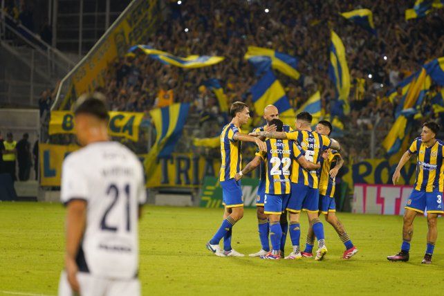 Primeros. Los jugadores de Central celebran efusivos gran triunfo ante Independiente en el Gigante.