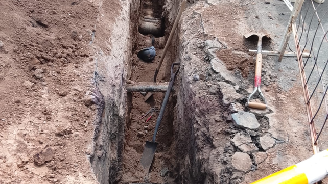 La zanja donde explotó un cable de alta tensión y dos operarios sufrieron graves heridas