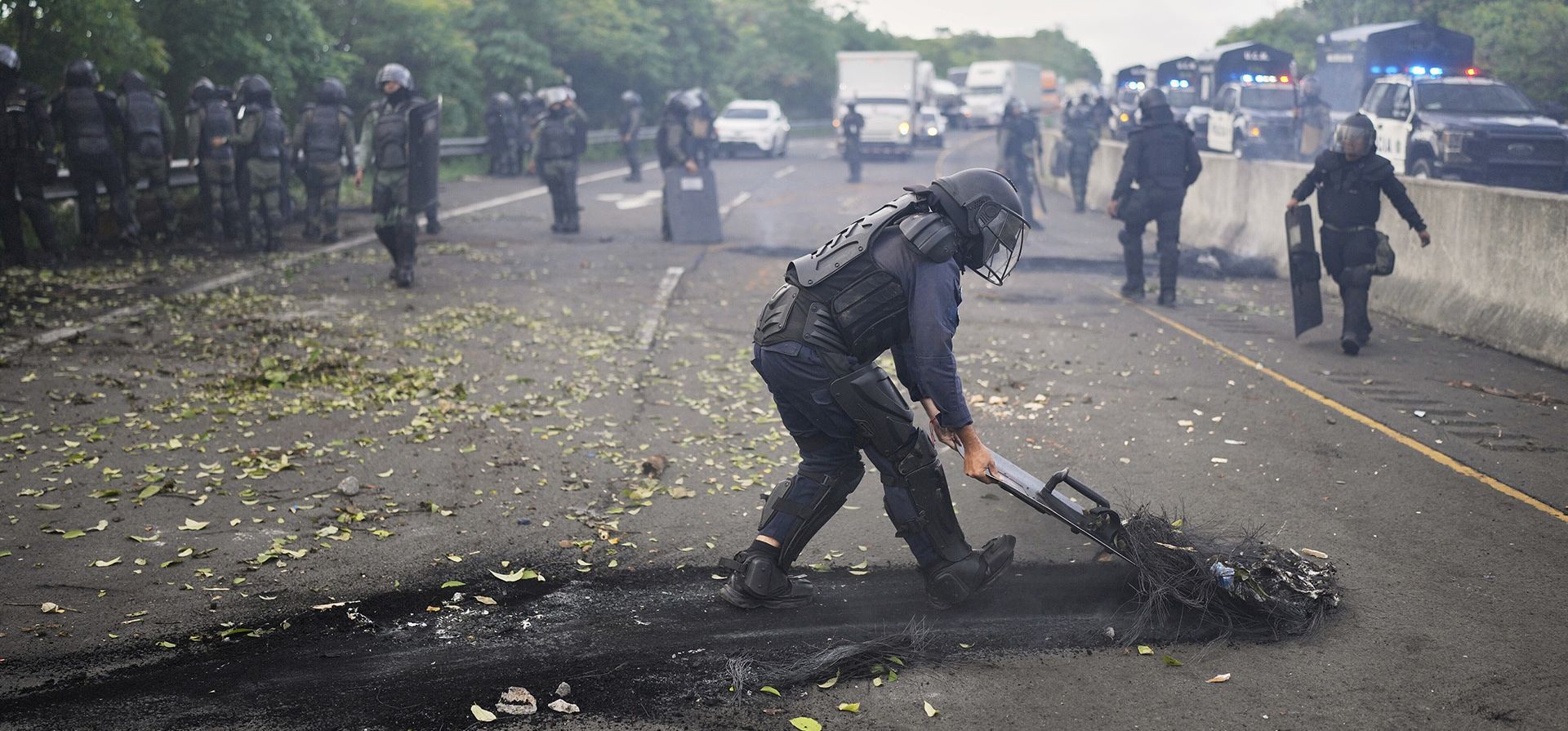 La policía despeja la Carretera Panamericana, bloqueada por manifestantes antigubernamentales que se oponen a las reformas de la seguridad social y a un memorando entre Panamá y Estados Unidos sobre el Canal de Panamá, en El Piro, Panamá, el miércoles 14 de mayo de 2025. (Foto AP/Matias Delacroix) La policía despeja la Carretera Panamericana, bloqueada por manifestantes antigubernamentales que se oponen a las reformas de la seguridad social y a un memorando entre Panamá y Estados Unidos sobre el Canal de Panamá, en El Piro, Panamá, el miércoles 14 de mayo de 2025. (Foto AP/Matias Delacroix)