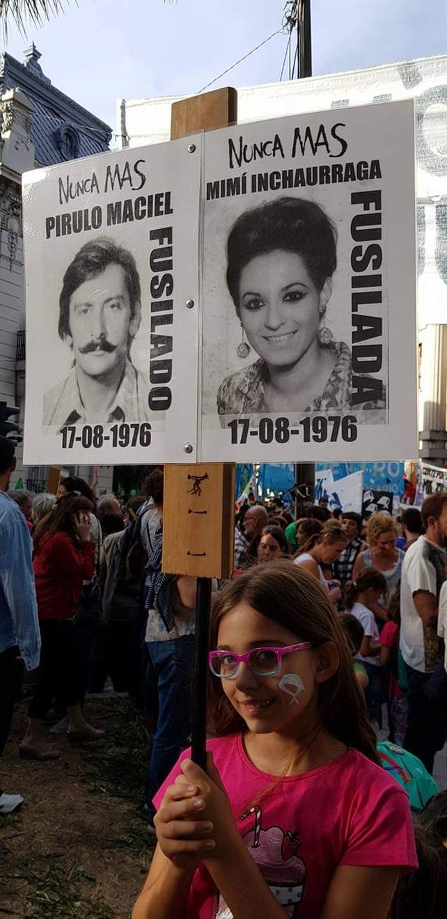 En cada marcha Fiamma se pinta la cara y lleva la imagen de sus abuelos.
