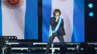 Fátima Flórez en su caracterización de Javier Milei anoche en el teatro Roxy, en Mar del Plata.