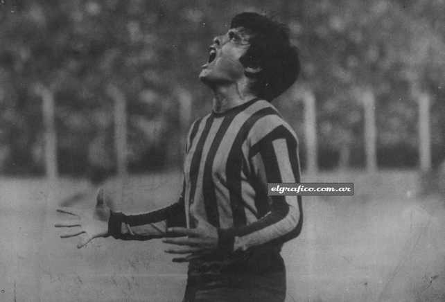 El Chango Gramajo festejando uno de sus goles con la casaca auriazul.