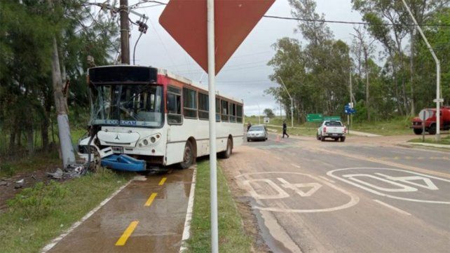 Concordia: colectivo chocó con una columna y provocó la caída de un transformador