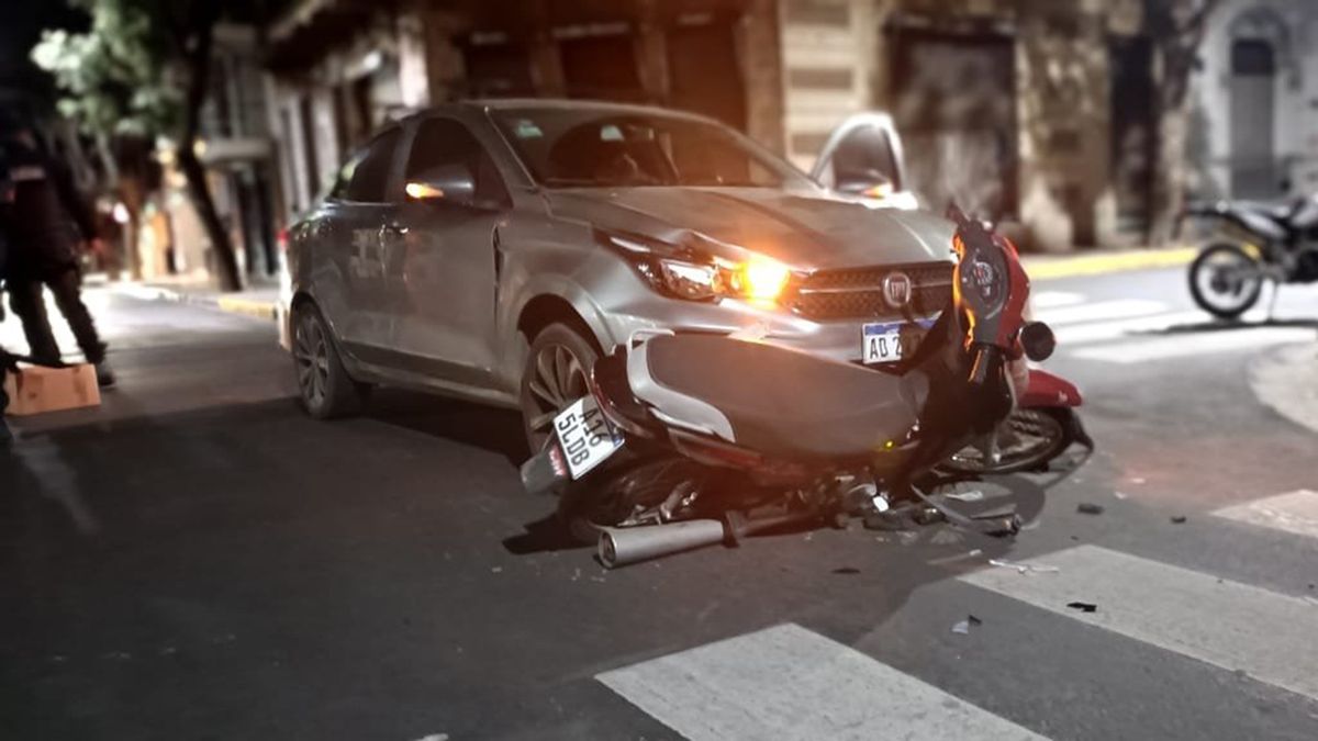 Dos mujeres heridas en un fuerte choque entre auto y moto en zona centro