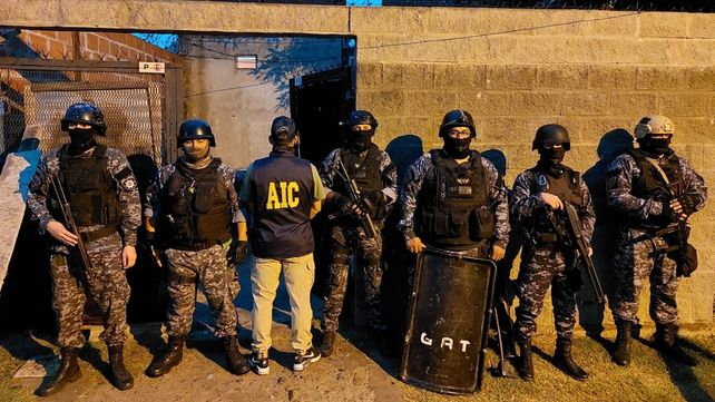 Los agentes que participaron del operativo antidrogas en Empalme Graneros.