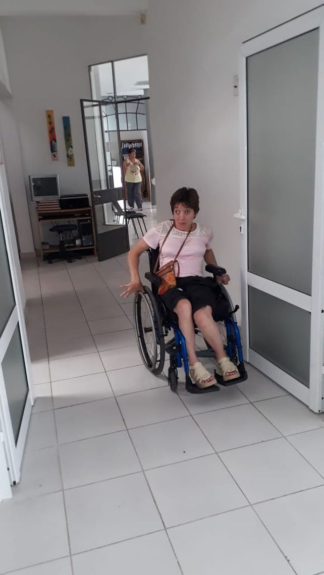 Carla Zapletal recorre Paraná &nbsp;y muestra la falta de rampas