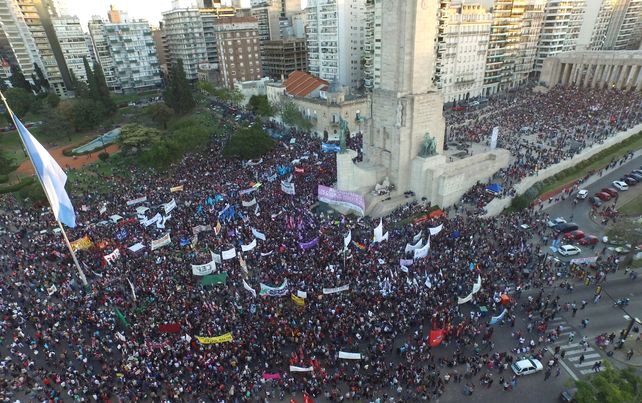 Cómo fue la primera marcha Ni Una Menos en Rosario: miles de mujeres con demandas todavía vigentes