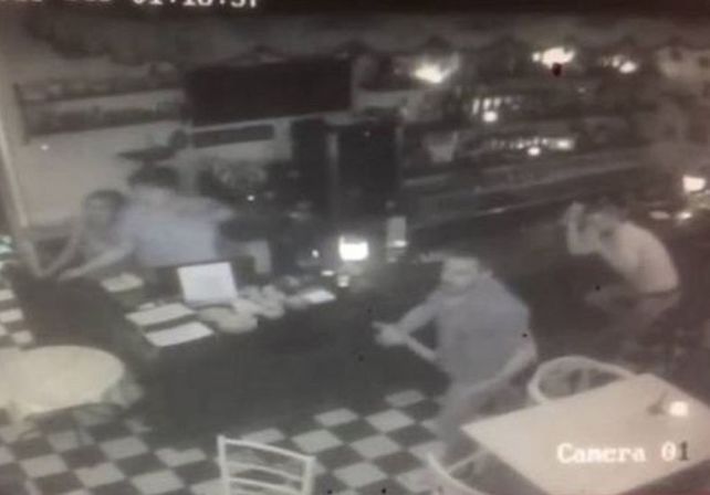 Un cliente estalló de furia y rompió lo que estaba a su alcance en un restaurante