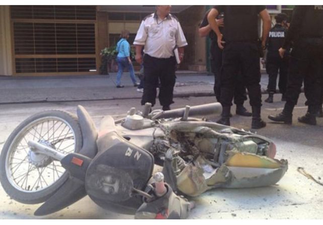 Insólito: No quería que le llevaran la moto y le prendió fuego