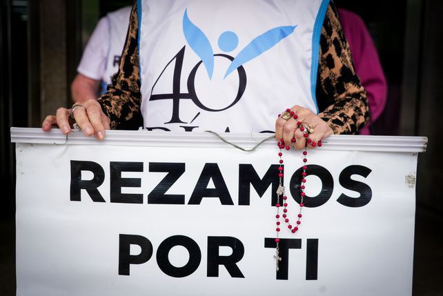 La organización 40 días por la vida realizan vigilias en diferentes hospitales para rezar el rosario. Foto Celina Mutti Lovera