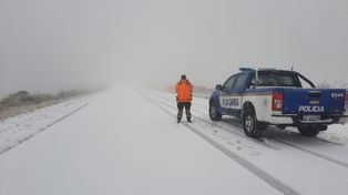 Continúa cerrado el Camino de las Altas Cumbres por el hielo y nieve