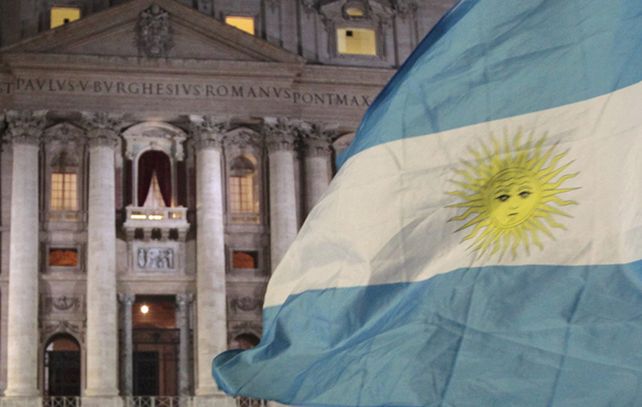 Una bandera argentina ondea en la espera del nombre del nuevo Papa.