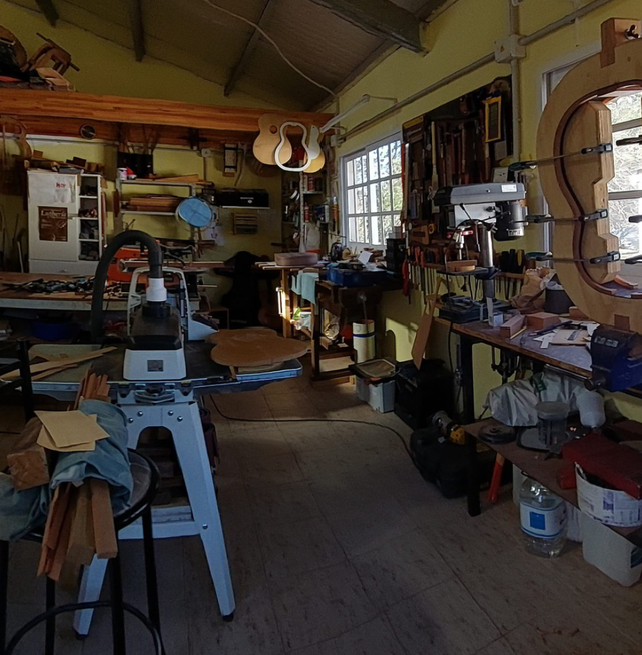 El músico y lutier Claudio Ghisio pasa largas horas del día en su taller de Bigand fabricando y arregalndo instrumentos de cuerdas. 