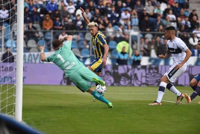 Tobías Cervera fue el único centrodelantero que marcó para el canalla en el actual torneo.