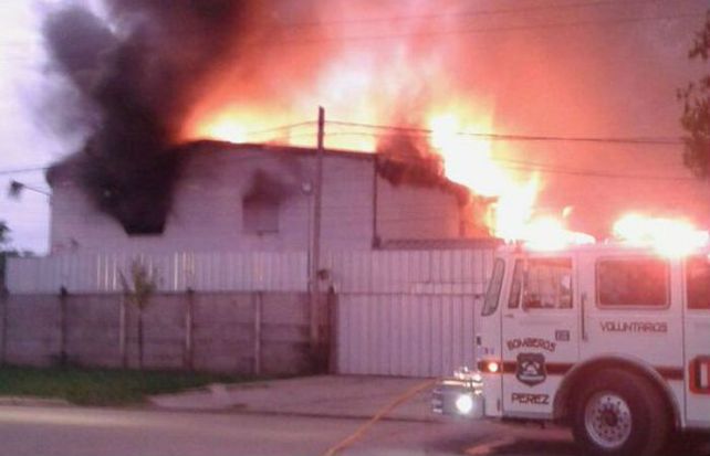 El incendio de grandes proporciones se dio esta tarde en la vecina localidad de Pérez. (Foto Twitter ‏@giselaperalta41)