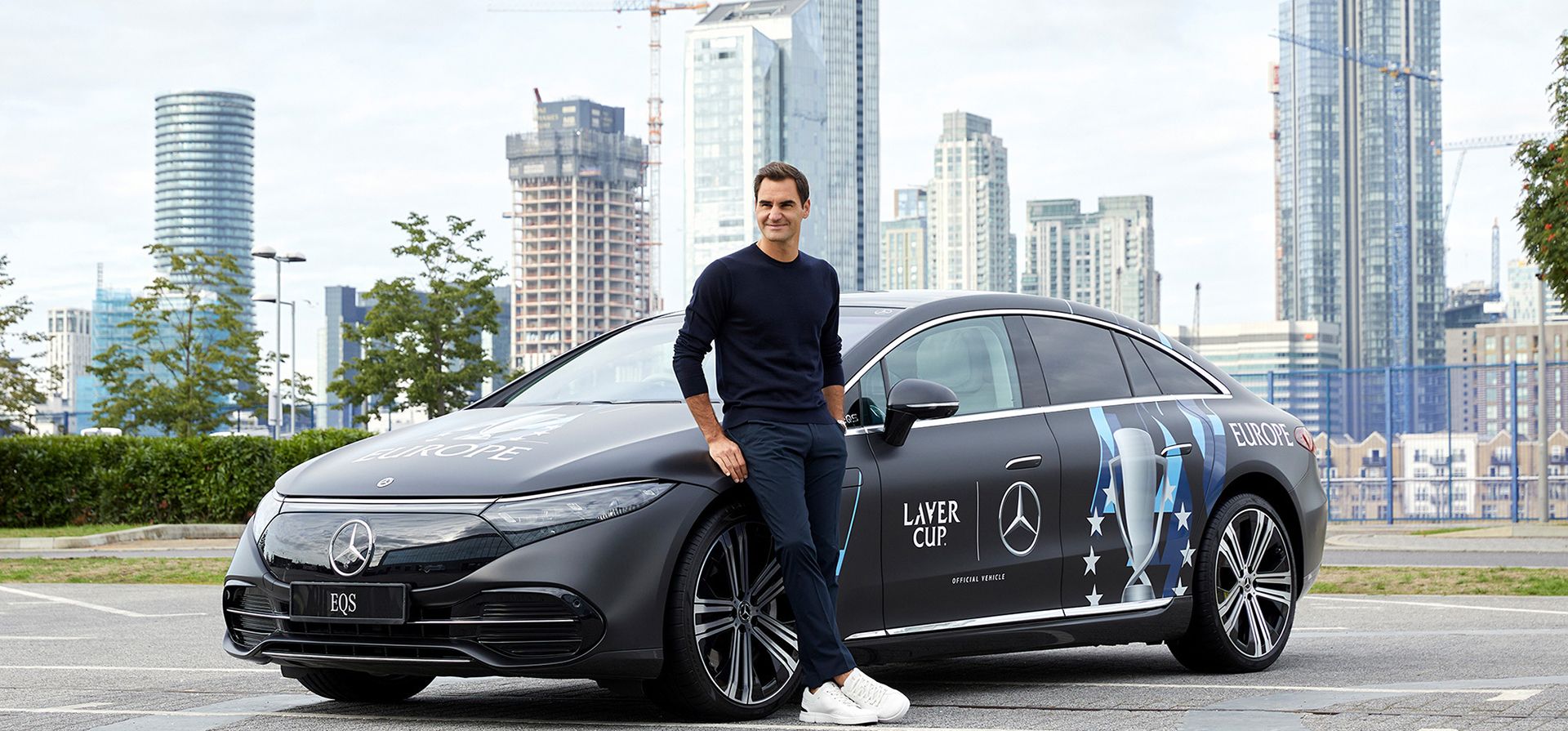 Roger Federer posa con el auto del EQS Team Europe antes de la Copa Laver 2022 el martes, 20 de septiembre de 2022 en Londres. A partir del 23 de septiembre, la Laver Cup 2022 es la quinta edición de Laver Cup, un torneo de tenis masculino entre equipos de Europa y el resto del mundo.