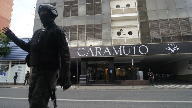 Una fuerte custodia policial se puede ver este domingo a partir de la media tarde frente a la cochería Caramuto