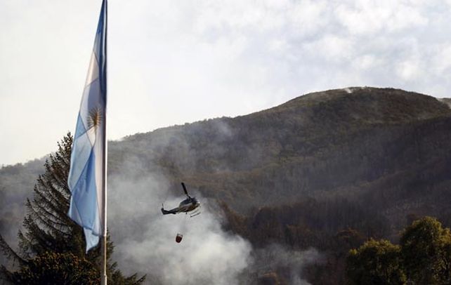 helibalde. Una aeronave lucha contra el fuego en el Parque Los Alerces.