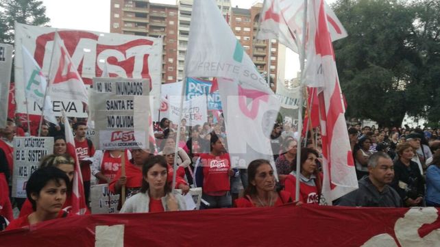 A plaza llena, santafesinos marcharon para pedir justicia por la inundación del 2003