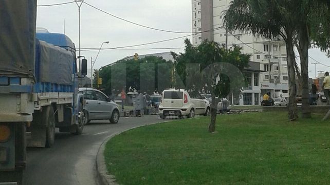 Un camión que transportaba cervezas perdió su carga en plena avenida Alem