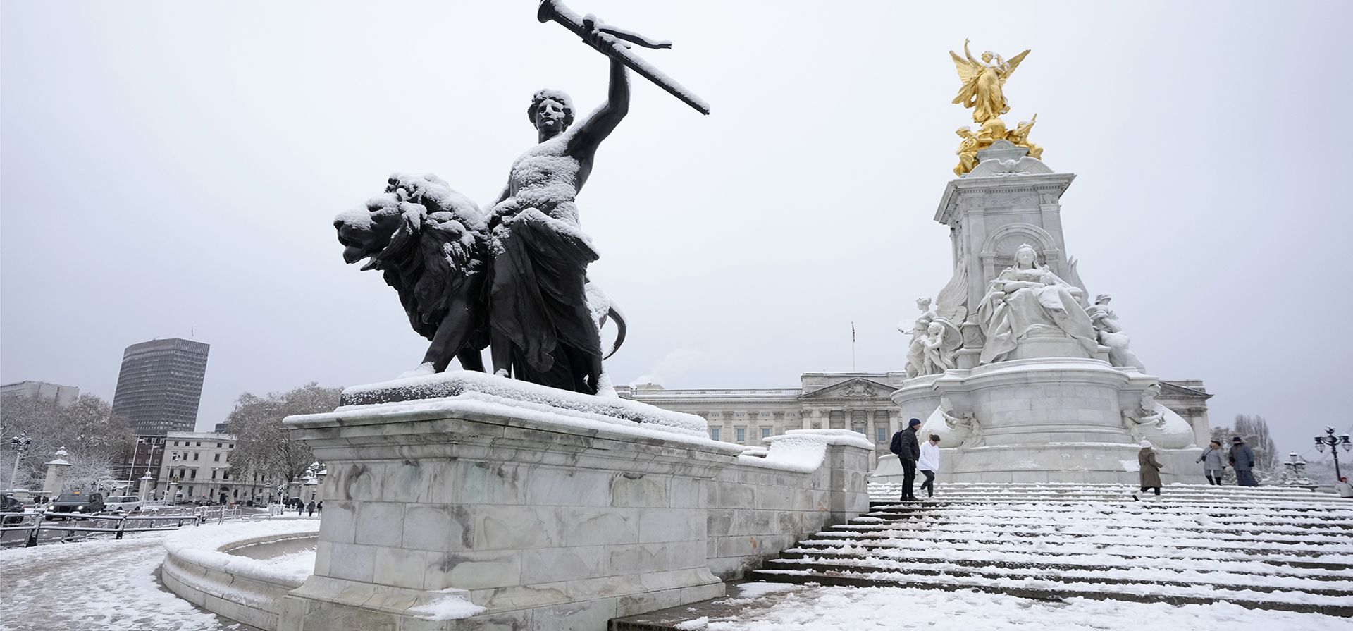 La nieve cubre el Queen Victoria Memorial en el Palacio de Buckingham en Londres, el lunes 12 de diciembre de 2022. (Foto AP/Kirsty Wigglesworth)