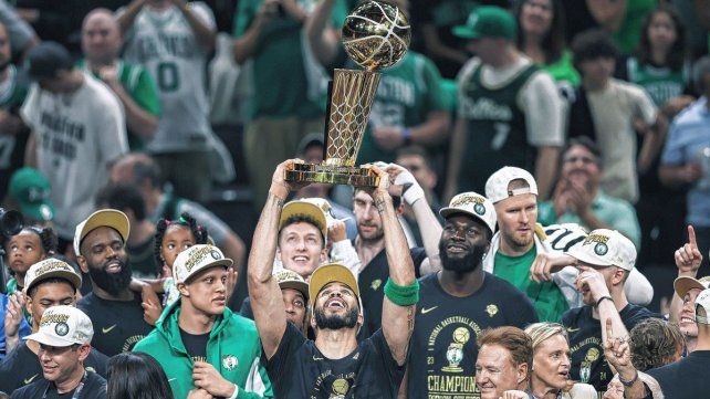 Los jugadores de Boston Celtics festejan el título.