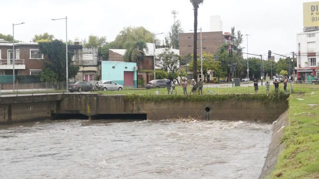 Arroyo Ludueña; postales de una crecida que genera inconvenientes aunque sin riesgo de desborde