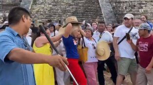 Agredieron a una mujer que subió a una pirámide de Chichén Itzá