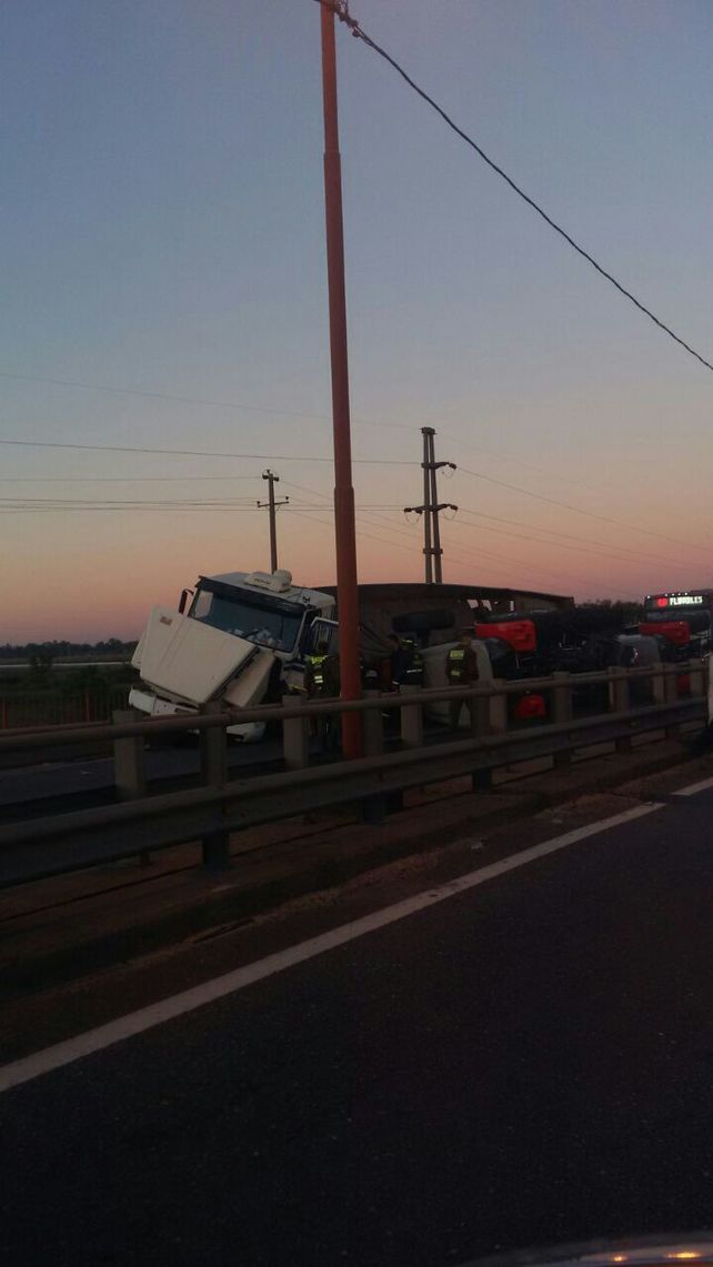 Video: recomiendan evitar la168 hasta que se retire el camión que volcó