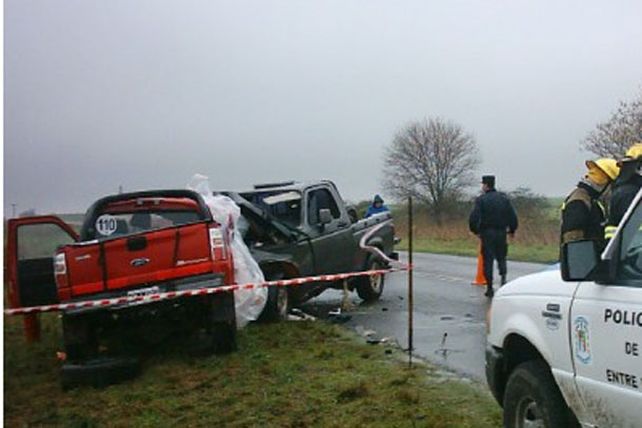 Chocaron de frente dos camionetas bajo la lluvia y murió una mujer oriunda de Viale