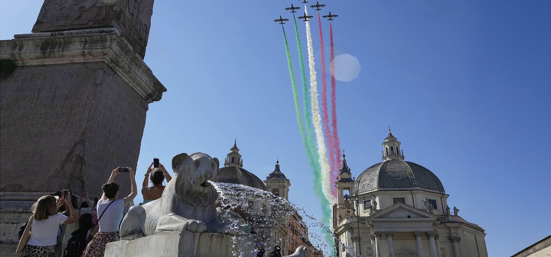 El escuadrón acrobático Frecce Tricolori (Flechas Tricolores) de la Fuerza Aérea Italiana vuela durante las celebraciones del 79º Día de la República en Roma, el lunes 2 de junio de 2025. (Foto AP/Gregorio Borgia) El escuadrón acrobático Frecce Tricolori (Flechas Tricolores) de la Fuerza Aérea Italiana vuela durante las celebraciones del 79º Día de la República en Roma, el lunes 2 de junio de 2025. (Foto AP/Gregorio Borgia)