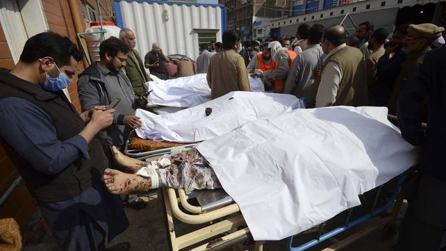 Los cuerpos de varias de la víctimas fatales del atentado suicida en una mezquita chiita de Peshawar fueron ubicados en un patio del templo. 