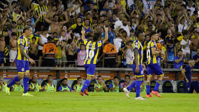 Ignacio Malcorra celebra ante los tucumanos, en el Gigante. Nacho ya sabe lo que es convertirle a Newell's.