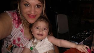 Verónica con Nina; la familia recibió con alegría y esperanza el informe que abre una ventana al futuro.