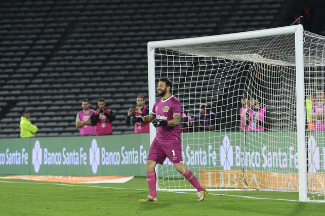 Una noche mágica. La sonrisa de Jorge Broun cuando le atajó tres penales a River en la semifinal de la Copa de la Liga 2023 que se terminó adjudicando Central.