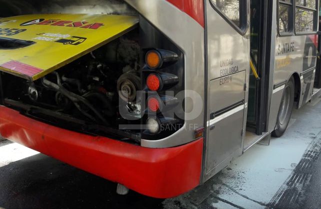 Video: asi se incendió un colectivo en pleno bulevar