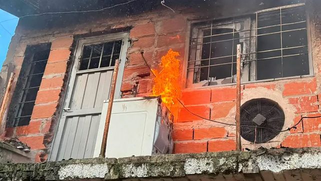 En las viviendas solo se produjeron daños materiales. Se aguardan las pericias para conocer las causas de los incendios.