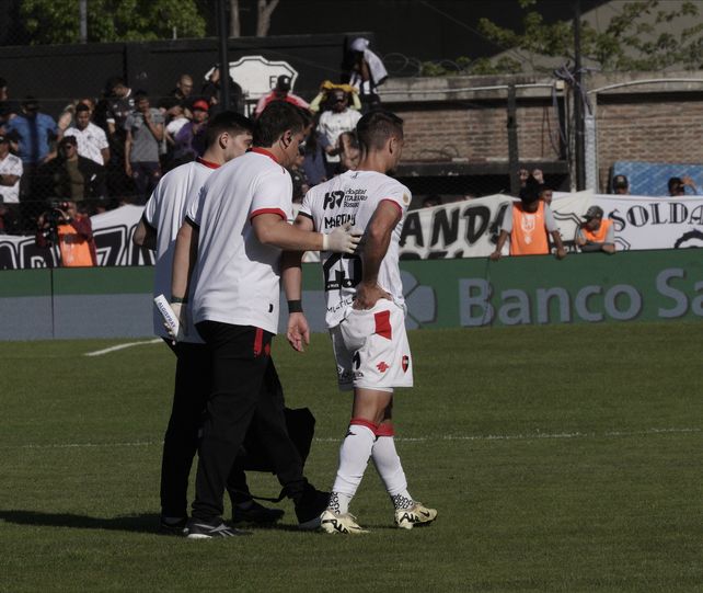 Martino fue uno de los causantes de la remontada de Riestra y luego dejó el campo de juego con visibles molestias. Martino fue uno de los causantes de la remontada de Riestra y luego dejó el campo de juego con visibles molestias.