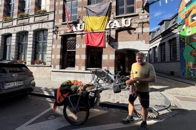 Caminó desde Chile y, 28 años después, está a un paso de su objetivo: su casa en Inglaterra