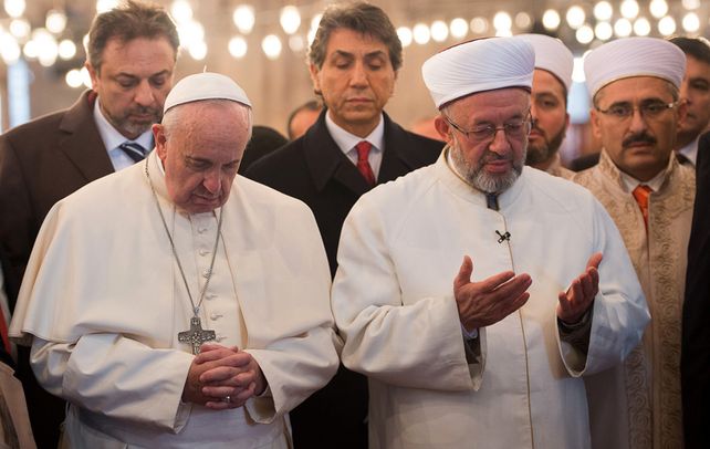 Trascendente. El pontífice y el muftí en oración en la impactante mezquita.