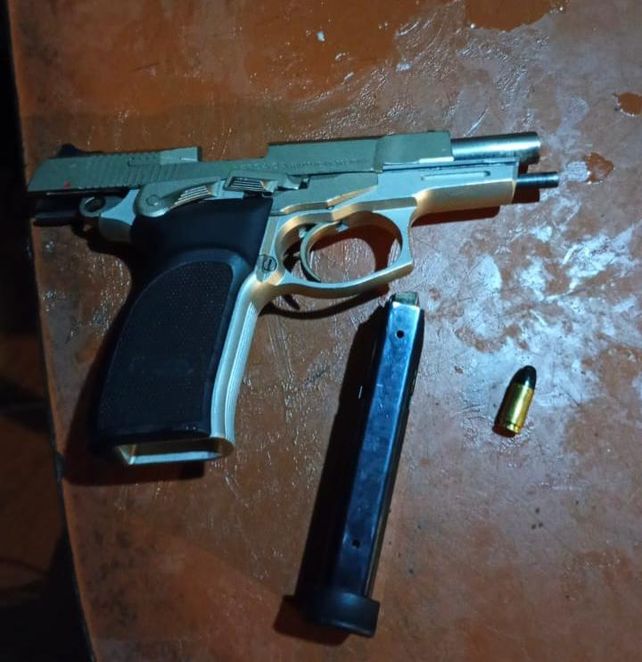 La pistola secuestrada al&nbsp; delincuente que huyó en la moto robada.&nbsp;