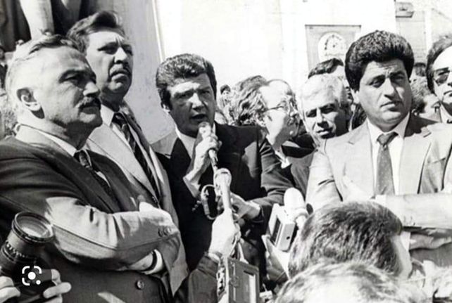 José María Vernet, gobernador peronista de los 80, con Alfonsín por arriba y Usandizaga abajo