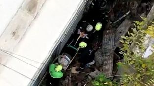 Un tren arrolló a un auto en Rosario: la conductora quedó atrapada y fue rescatada