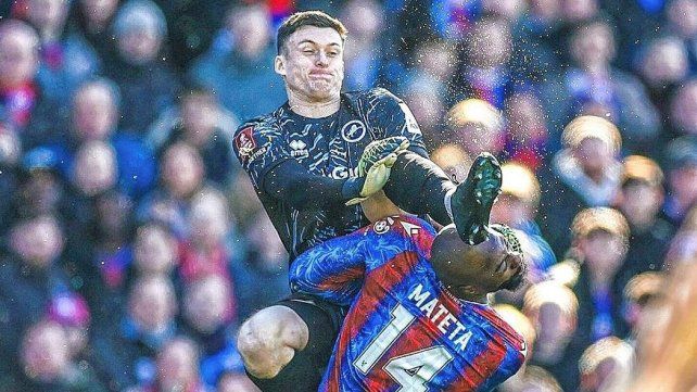 El delantero francés Mateta debió ser hospitalizado luego de la brutal patada que sufrió por parte del arquero rival en un partido de la FA Cup.